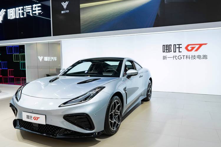 重庆224哪吒汽车在智能汽车领域的表现，领途汽车在新能源汽车市场中的影响力